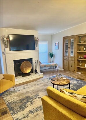 Een smart-tv en een open haard