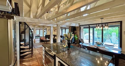Private Forest Lodge w/Game House, Spa, mins to DT