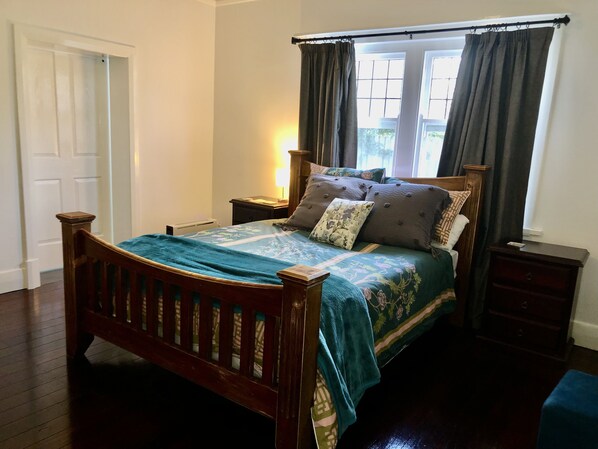 3 chambres, bureau, fer et planche  à repasser, lit parapluie