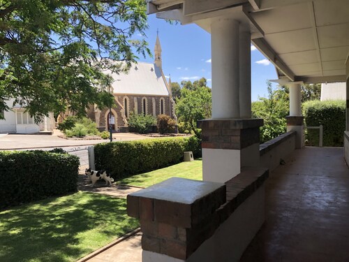 Poppy’s Place, a beautiful family & pet friendly1920’s bungalow. 