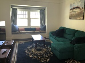 TV connectée, cheminée, lecteur de DVD, livres