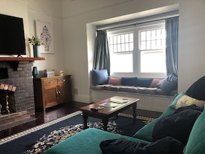 Smart TV, fireplace, DVD player, books