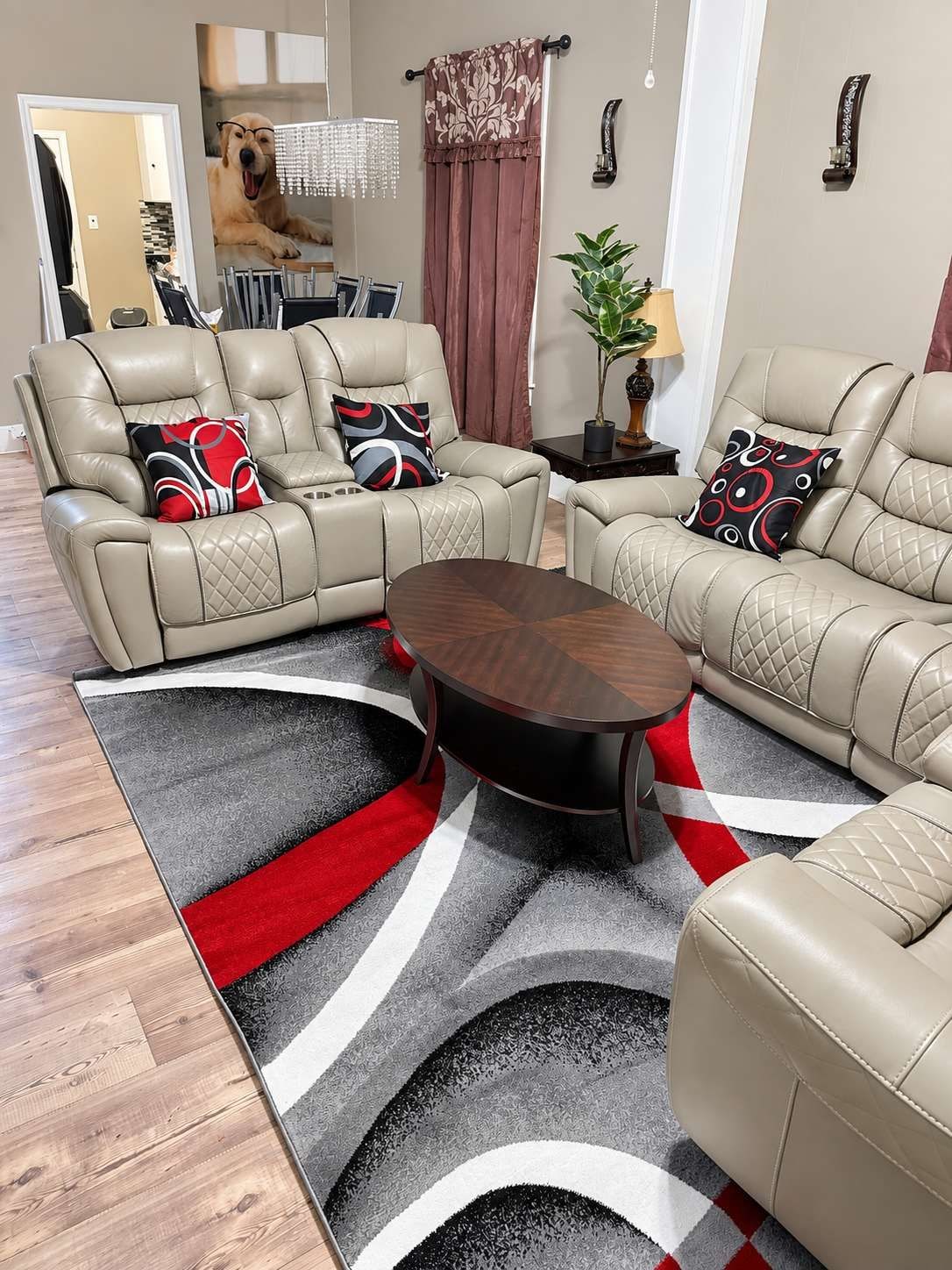 Un salon avec un ensemble de canapés beige, une table basse et un tapis à motifs.