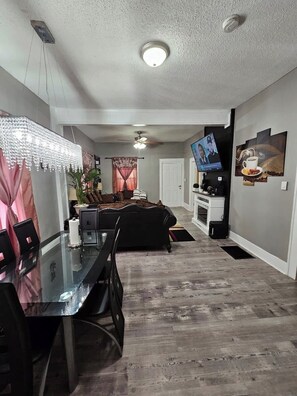 Smart TV, fireplace, books, offices - High Ceilings | King Beds | 85” TV | Near Downtown (Winston-Salem)