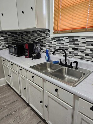 冰箱、微波炉、烤箱、炉灶