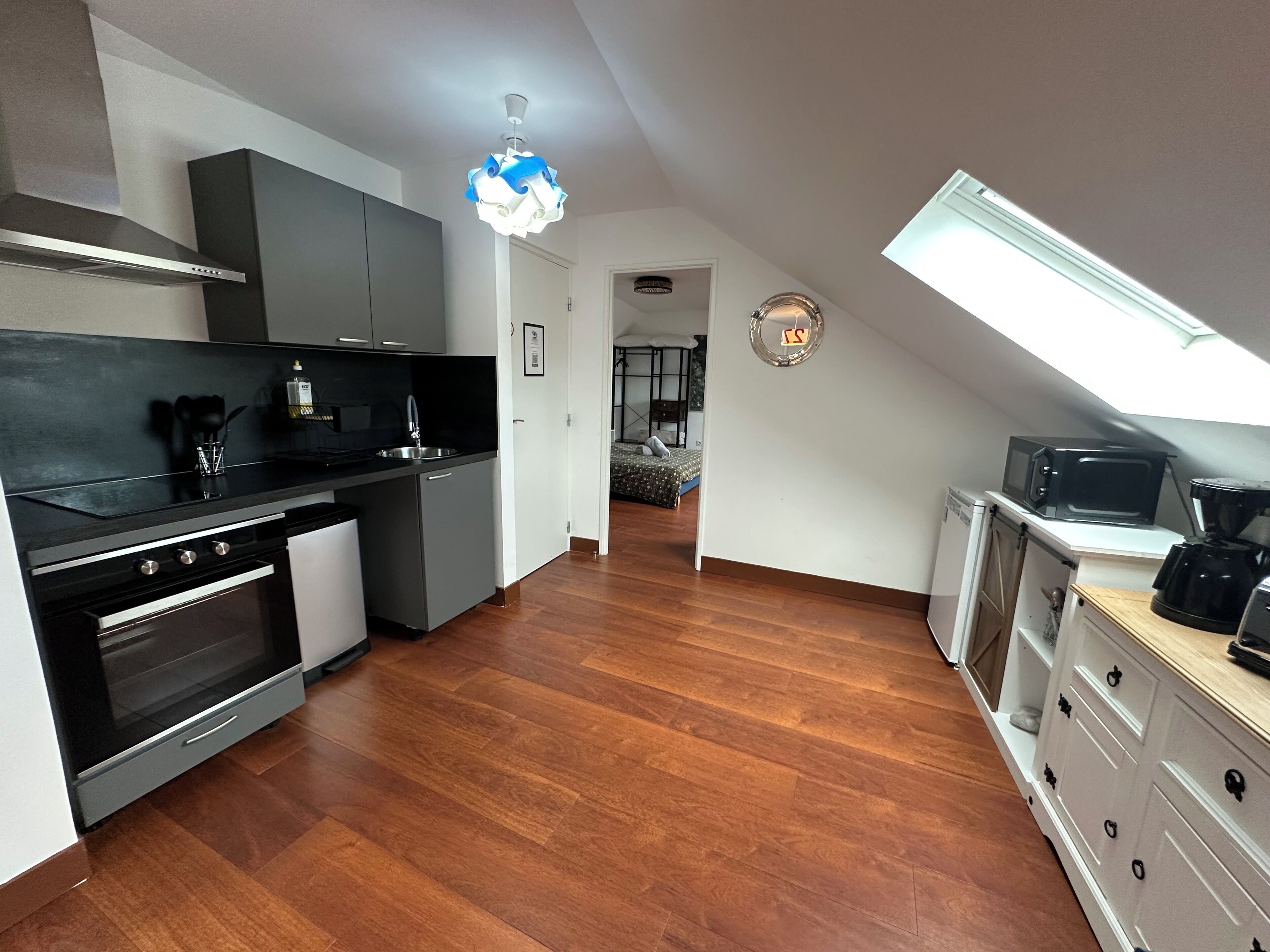 Jääkaappi, mikroaaltouuni, uuni, liesi