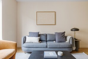 TV, stereo - Modern Bellevue 1BR w/ Gym & W/D, near Bellevue Sq. Mall, by Blueground (Seattle)