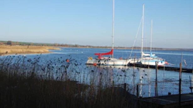 Un port de plaisance où sont amarrés plusieurs voiliers.
