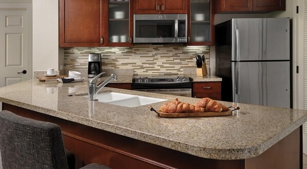 Fridge, cookware/dishes/utensils