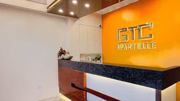 Una mesa de recepción con un cartel que dice 'GTC APARTELLE'.