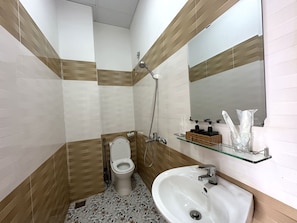 Family Suite | Bathroom