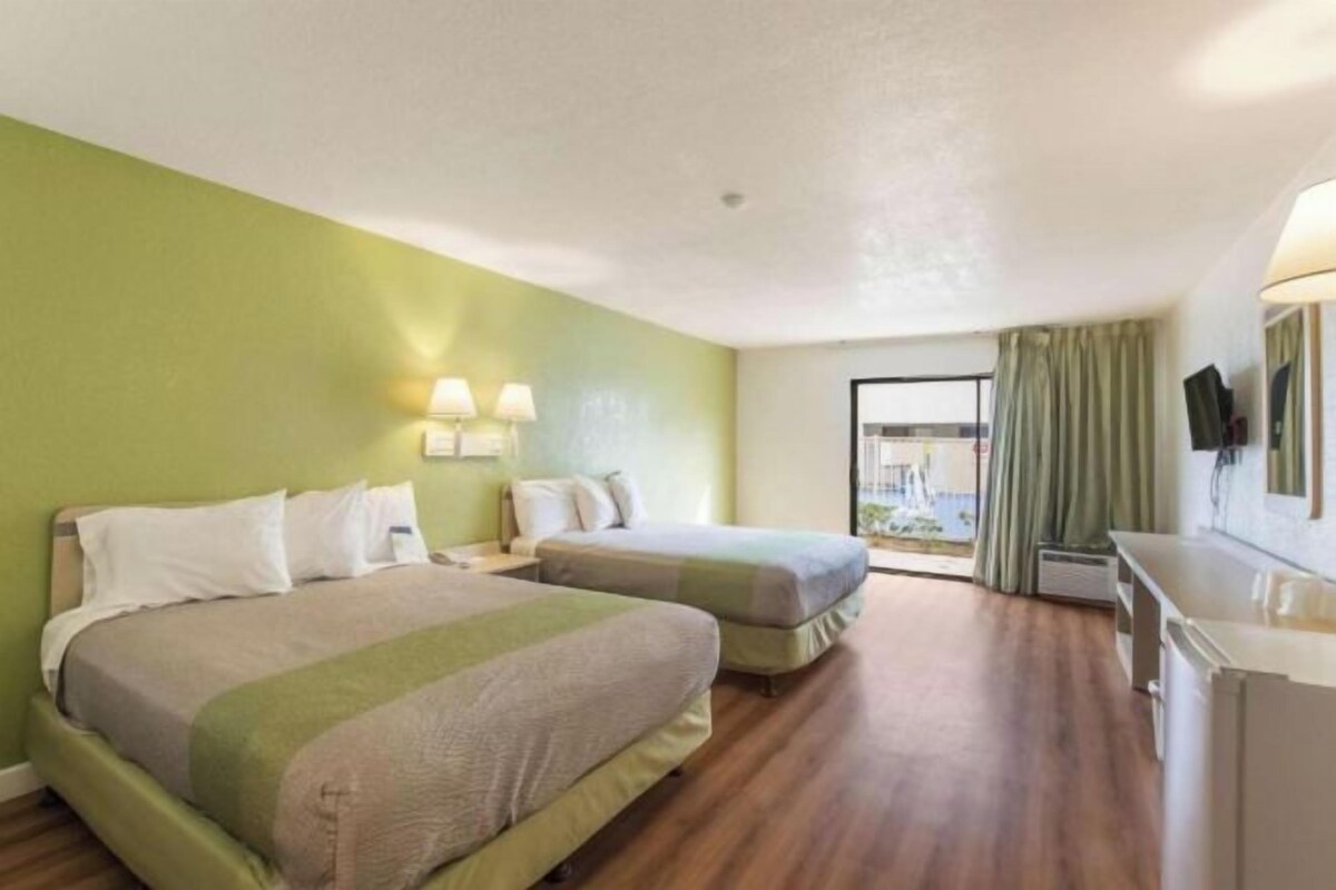 Guest Room With 2 Queen Beds, Balcony-Smoking