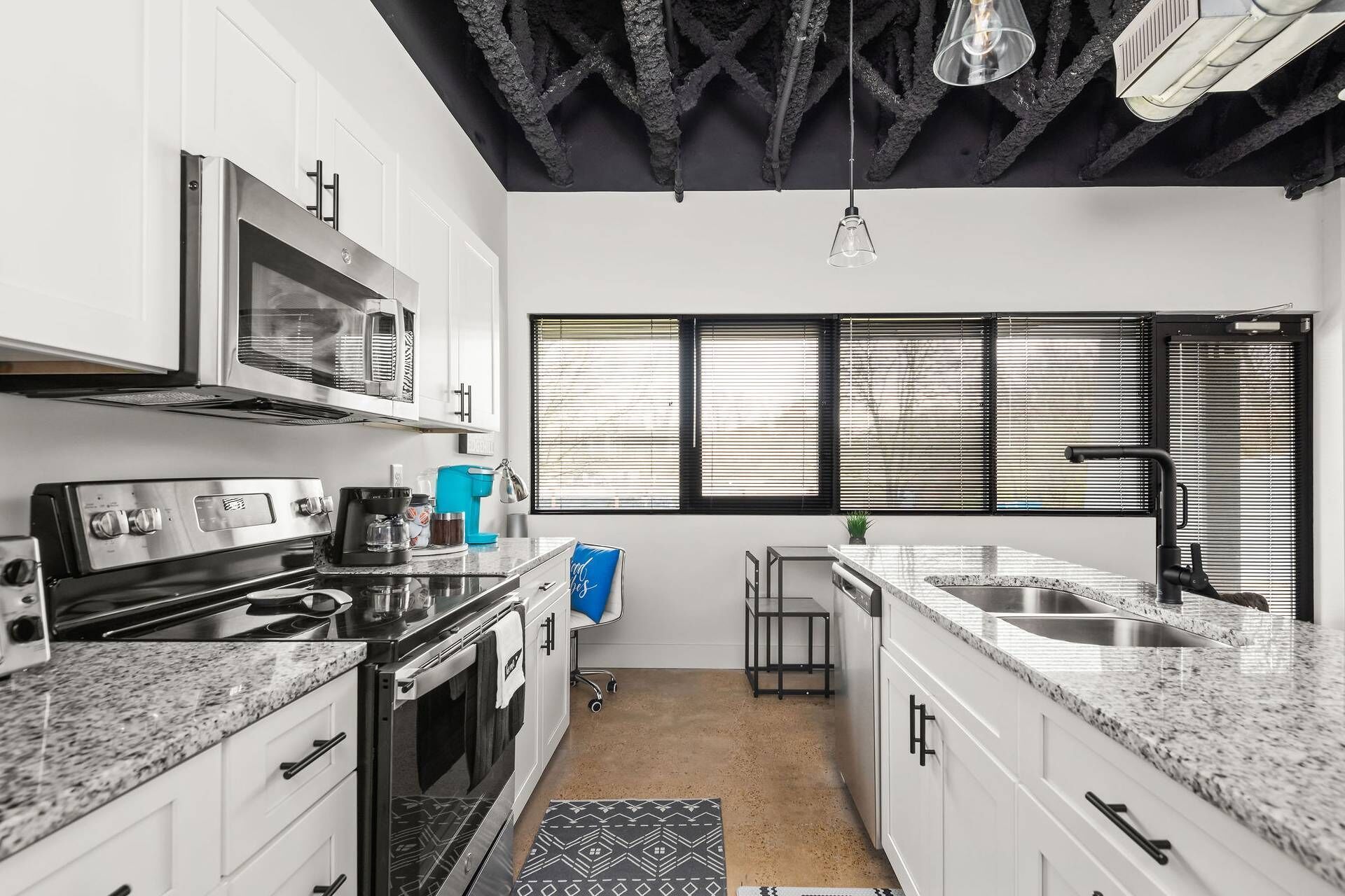 Refrigerador, microondas, lavavajillas y cafetera y tetera 