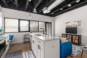 Refrigerador, microondas, lavavajillas y cafetera y tetera 