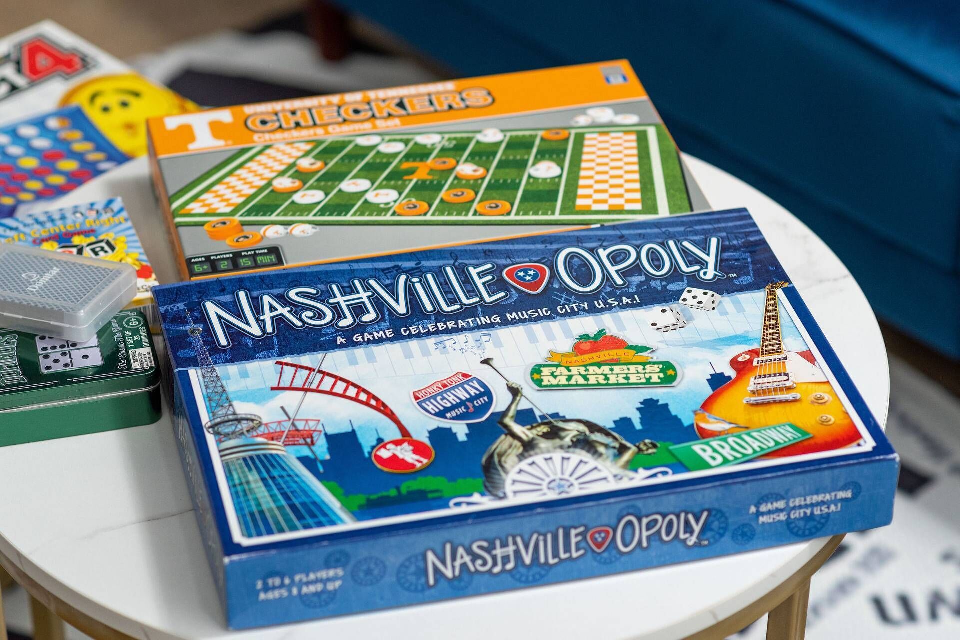 Un jeu de société intitulé « Nashville Oopoly » est posé sur une table.