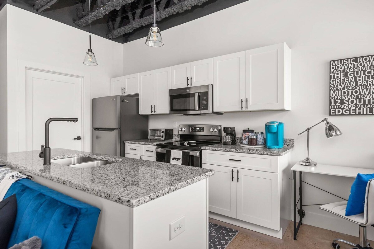 Plus One - Pet Friendly ~ Unique Reclaimed Commercial Space ~ 8 Min to Downtown