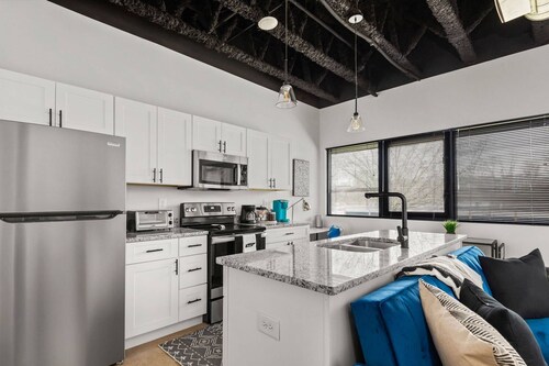 Plus One - Pet Friendly ~ Unique Reclaimed Commercial Space ~ 8 Min to Downtown