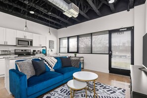 Unclassified image, 4 of 33, button