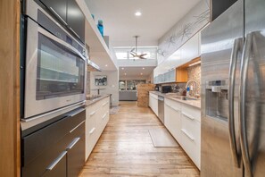 Kylskåp, mikrovågsugn, ugn och spishäll