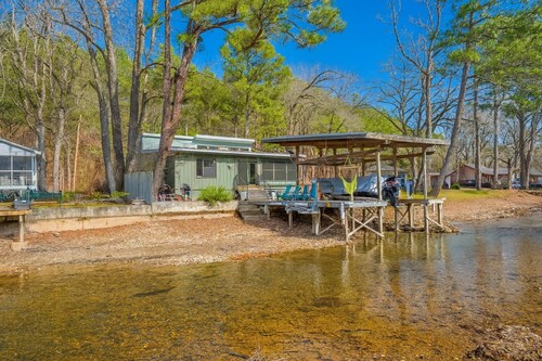 The Pedal Pad: Rustic Charm Meets Modern Comfort – Lakefront Escape with Sun Porch, Dock & Fire Pit!
