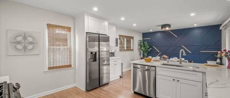 冷蔵庫、電子レンジ、オーブン、コンロ