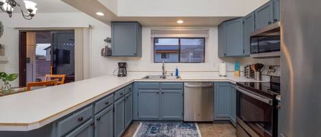 Køleskab, mikrobølgeovn, ovn, kogeplade