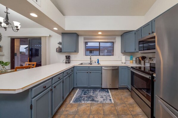 Fridge, microwave, oven, stovetop - Near NW Hospital / 3 BR & 2 BA / Garage / Fenced (Tucson)