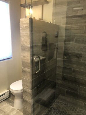 Regadera, toallas, jabón, papel de baño 