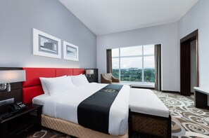 Värdeförvaringsskåp på rummet, skrivbord och mörkläggningsgardiner