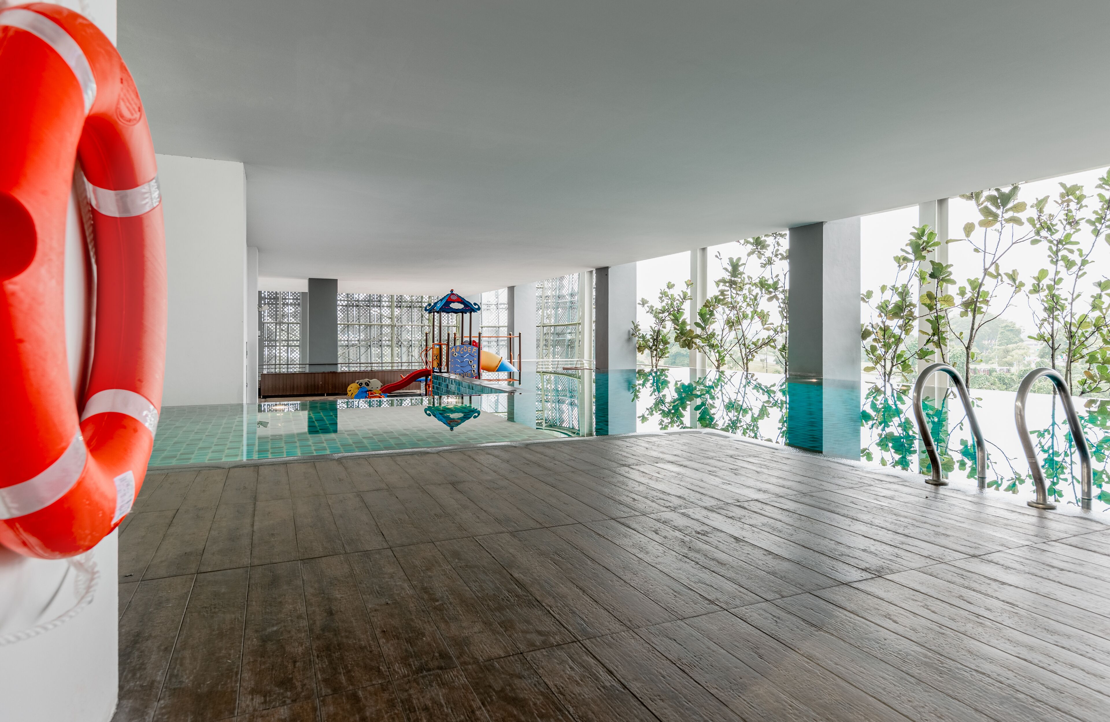 สระว่ายน้ำกลางแจ้ง