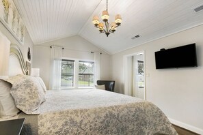 2 bedrooms, iron/ironing board, free WiFi, bed sheets - Riverfront Cottage - 2 BD, Deck, Firepit, Walk to Old Mill, Parkway Access, Free Dollywood Ticket* (Pigeon Forge)