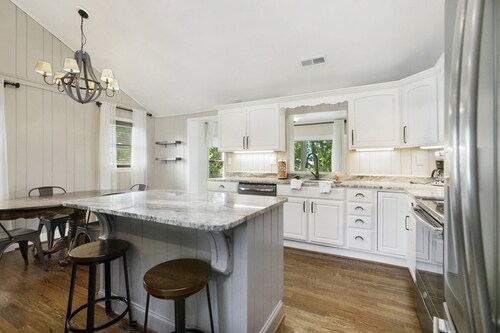 Riverfront Cottage - 2 BD, Deck, Firepit, Walk to Old Mill, Parkway Access, Free Dollywood Ticket*