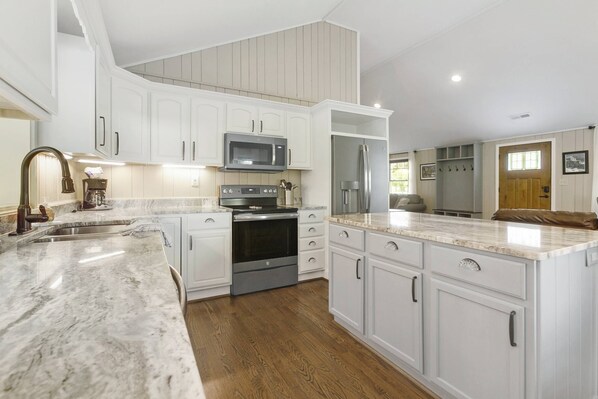 Refrigerador, microondas, horno y parrilla de estufa 