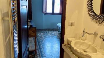Doccia, asciugacapelli, bidet, asciugamani