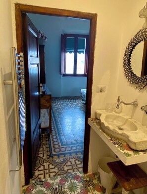 Regadera, secadora de cabello, bidet, toallas 