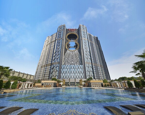 Indoor pool, outdoor pool - Epic Tower - Studio City Macau (Cotai)