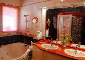 Een douche, een bubbelbad, een haardroger, handdoeken