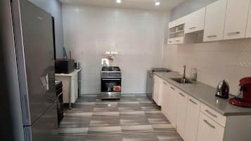 Refrigerador, microondas, horno, placa de cocina
