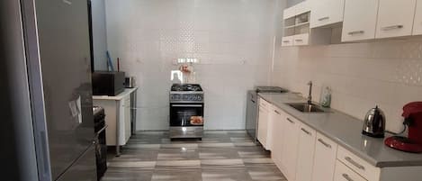 Frigorifero, microonde, forno, piano cottura