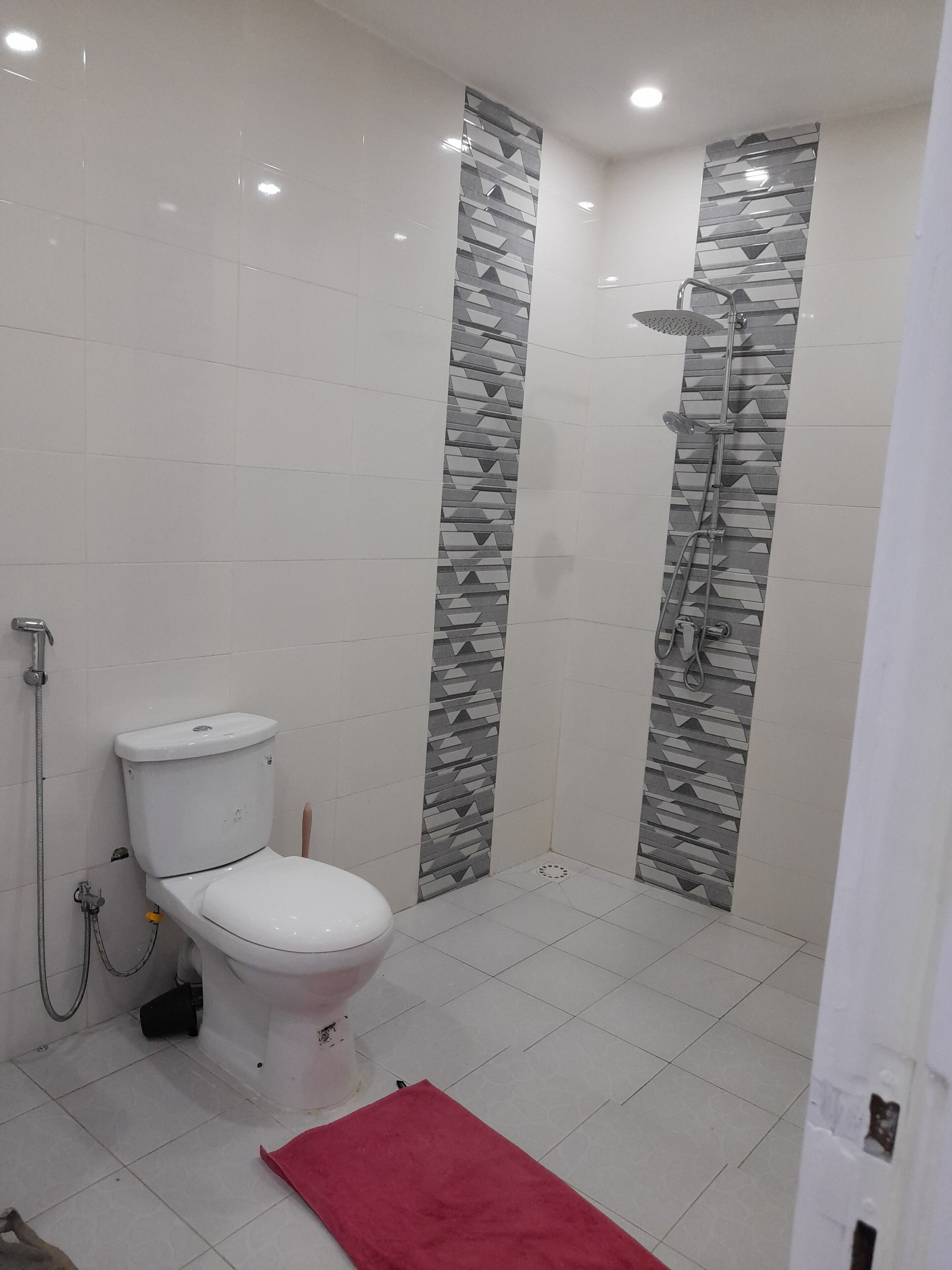 Suihku, hiustenkuivaaja, pyyhkeet