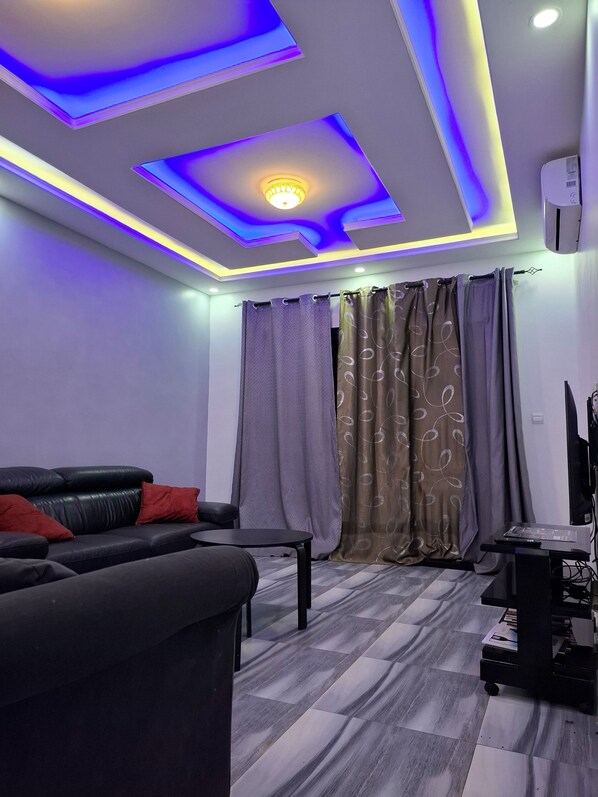 Smart TV - Sublime 4-room apartment dakar (Cité Apix (tiouawane peul)