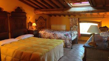 4 bedrooms, desk, iron/ironing board, free WiFi