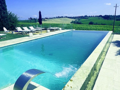 屋外プール. Chic Tuscan apartment pool spectacular view modern comfort wifi air conditioning