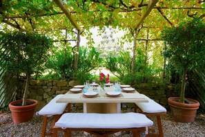 Outdoor dining - Camparone Light by ArcenoRentalsClub Magnificent Chianti Villa Pool Concierge (Castelnuovo Berardenga)