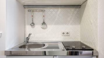 Kühlschrank, Toaster, Kochgeschirr/Geschirr/Besteck