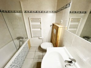 Ein Badezimmer mit Dusche, Toilette und Waschbecken.