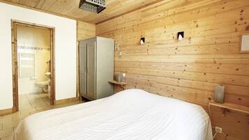 5 bedrooms, iron/ironing board, free WiFi