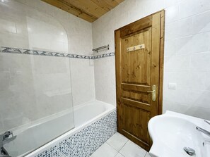 Bathtub, hair dryer