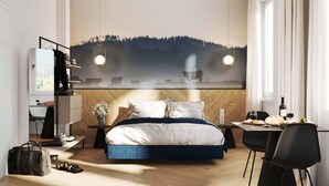 Ein modernes Hotelzimmer mit einem großen Bett, einem Schreibtisch mit Stuhl, einem kleinen Tisch mit Flasche und Gläsern sowie einer Wand mit einem Berglandschaftsbild.