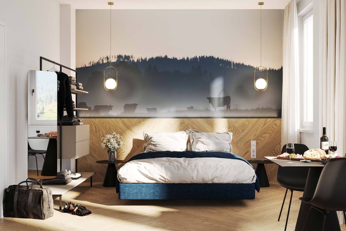 Una habitación de hotel moderna con cama, mesita de noche, silla y un gran mural en la pared.